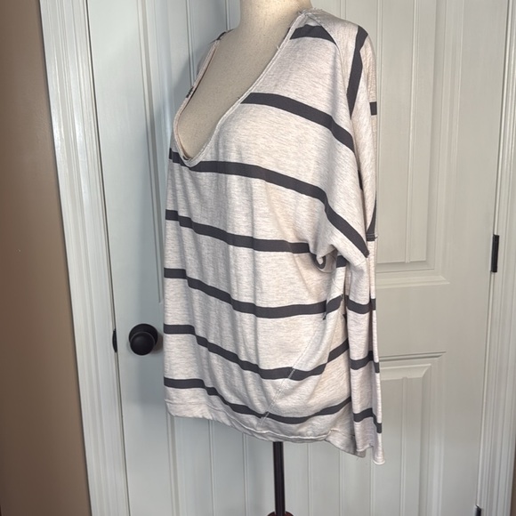 We The Free People Size L Gray Striped V-Neck T-Shirt Top Long Sleeves - Picture 4 of 10